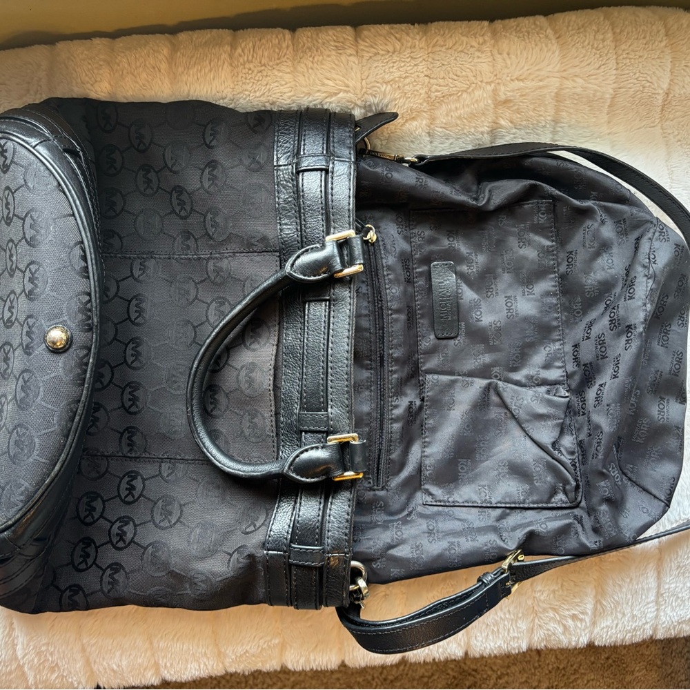 Michael Kors Black and Gold Medium Kingsbury - Picture 3 of 5